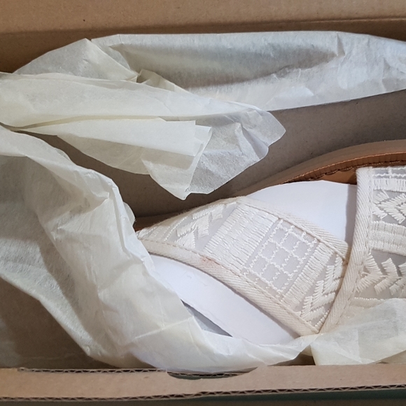 Tom's Natural Arrow Embroidered Mesh Sandals - Picture 3 of 5